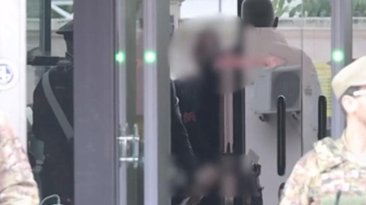 Omicidio Viadana, l'ingresso in tribunale del diciassettenne accusato di aver ucciso Maria Campai