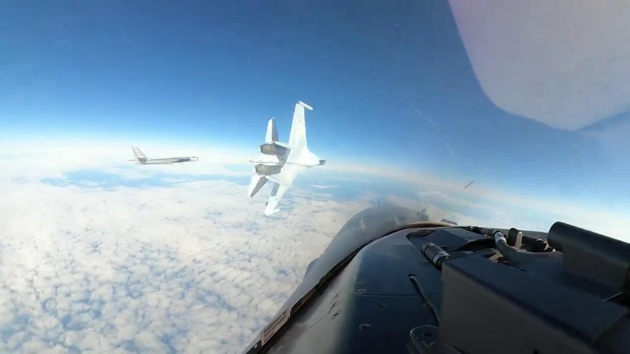 Il caccia russo sfiora in volo un caccia Usa ai confini dell'Alaska: "Ha messo tutti in pericolo"