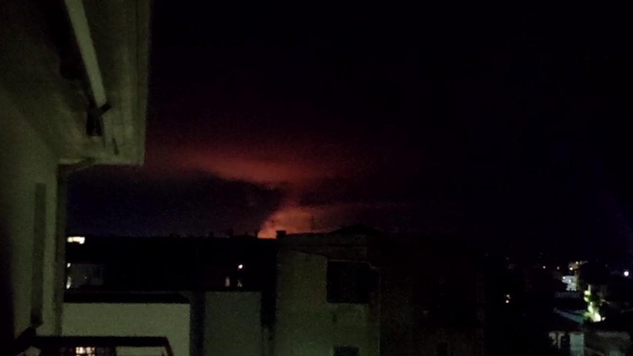Abruzzo, brucia ditta di solventi nel Teramano: la nube vista di notte da Pescara
