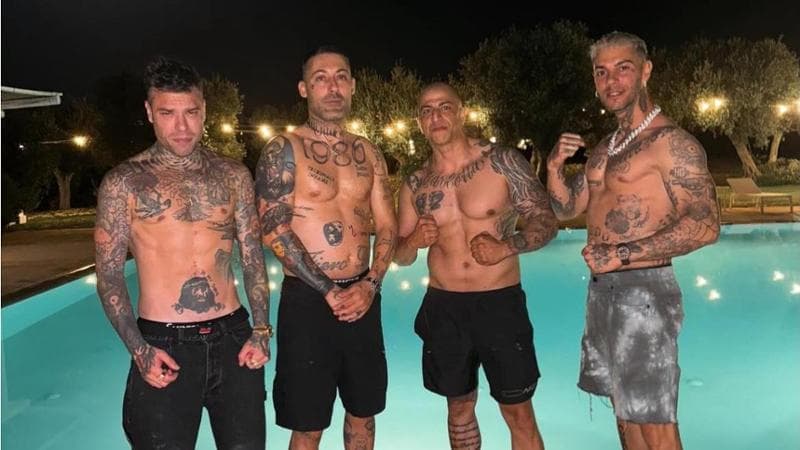 Inchiesta sugli ultras, perquisito anche il rapper Emis Killa. Negli atti emergono i suoi rapporti col Luca Lucci capo della Curva Sud del Milan