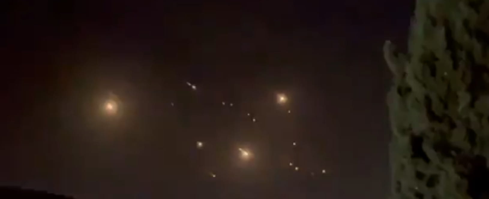 Guerra Israele - Libano, le notizie del 1° ottobre. L’Iran lancia circa 200 missili verso Israele: nessuna vittima. Khamenei: “Vittoria divina è vicina”. Netanyahu: “La pagheranno”