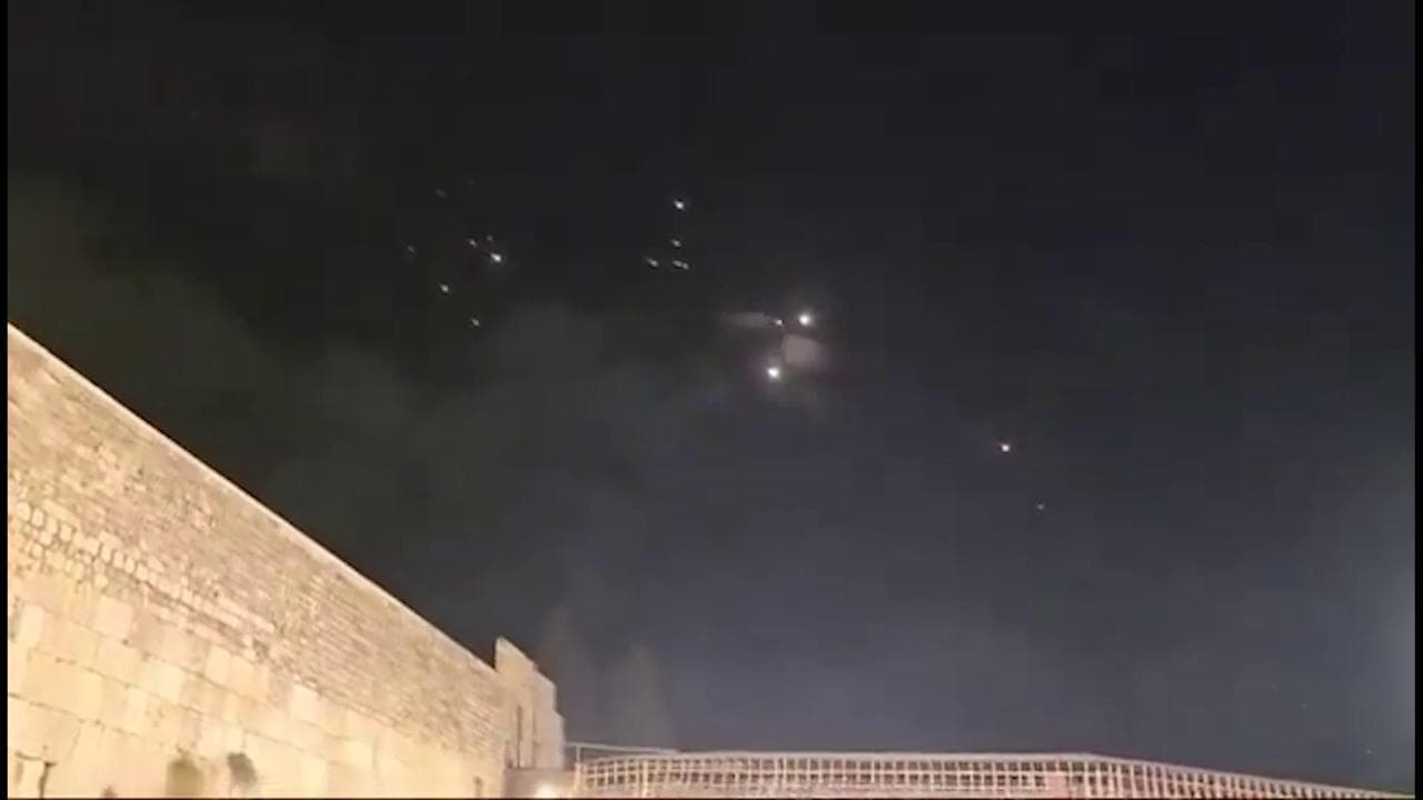 L'Iran attacca Israele: la pioggia di missili nel cielo di Gerusalemme