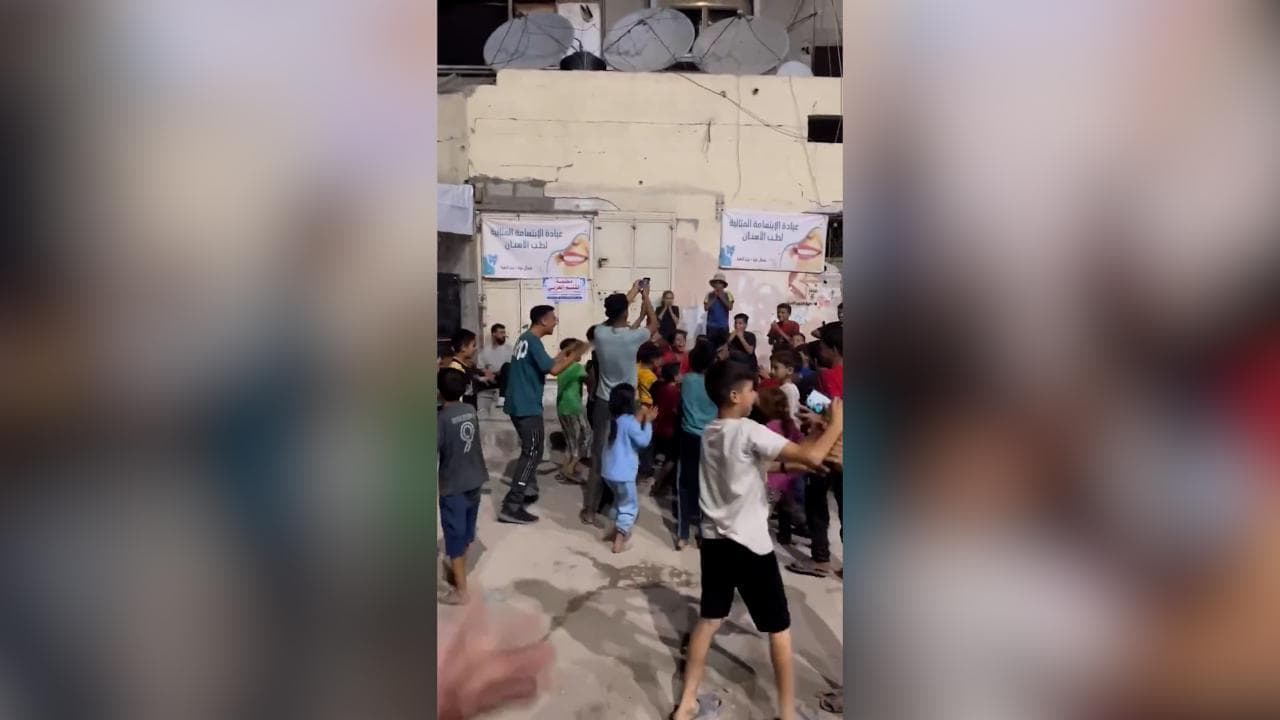 Medio Oriente, l'Iran lancia missili verso Israele: palestinesi festeggiano in strada dopo l'attacco