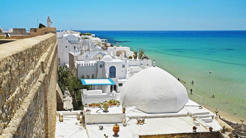 Giallo ad Hammamet, muore per un liquore alla festa degli ex 007