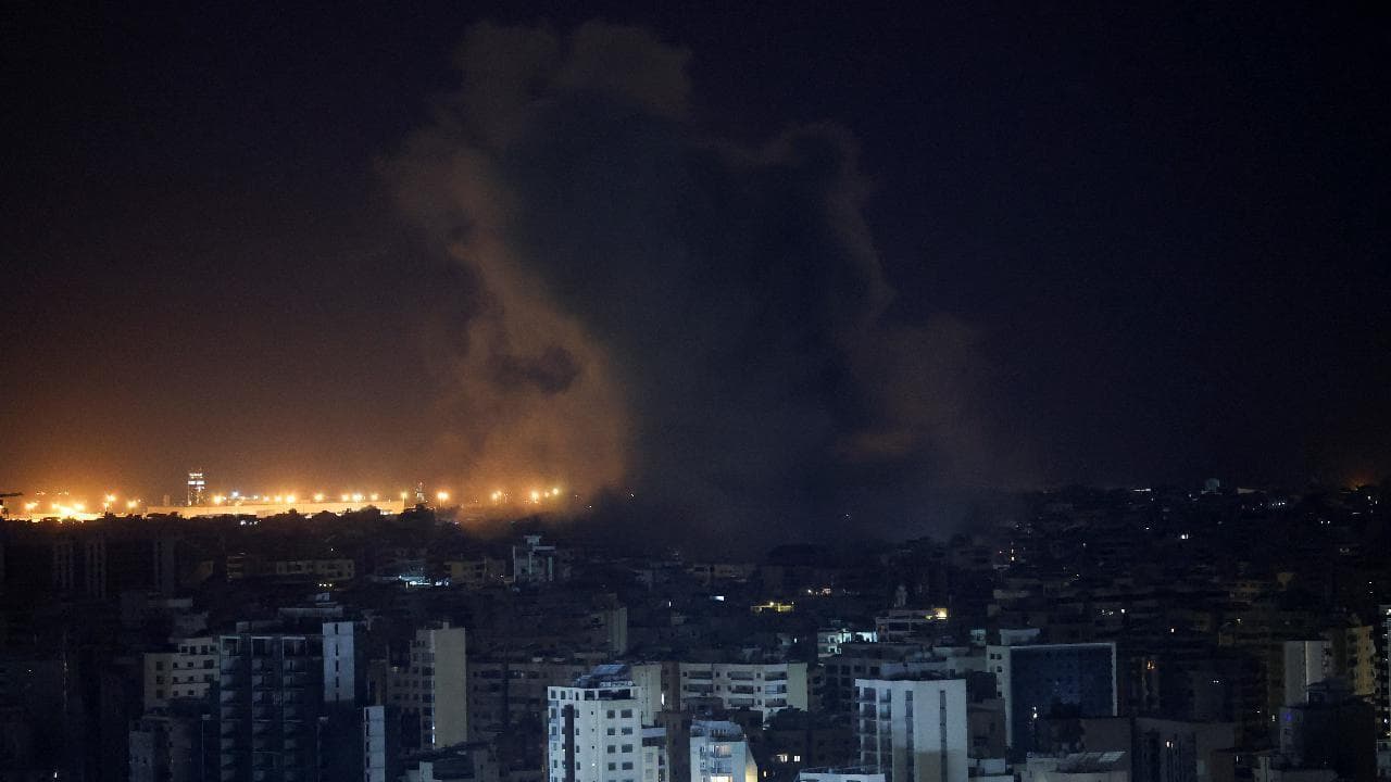 Beirut, attacchi notturni israeliani: colpiti sobborghi meridionali. L' Idf: "Erano obiettivi di Hezollah"