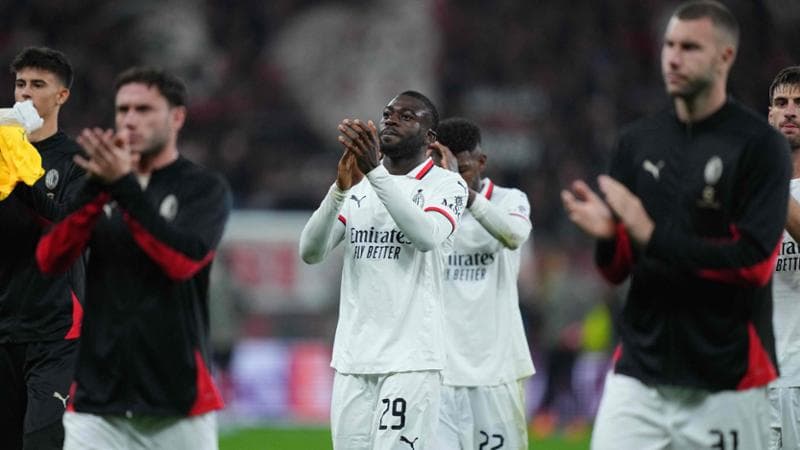 I giocatori del Milan salutano i tifosi dopo la partita con il Bayer