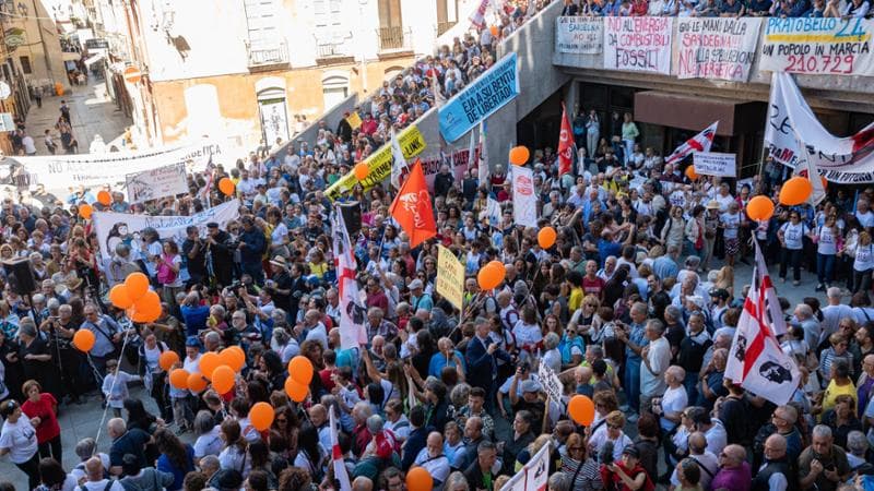 Rinnovabili, a Cagliari centinaia in piazza contro l’assalto eolico. Consegna di firme per dire no ai ‘signori del vento’