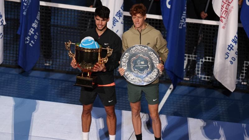 Alcaraz e Sinner durante la premiazione