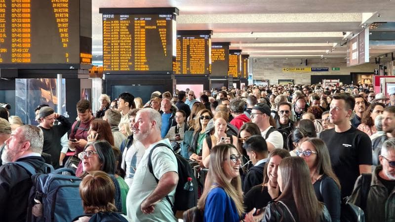 Roma, 2 ottobre: passeggeri bloccati alla stazione Termini