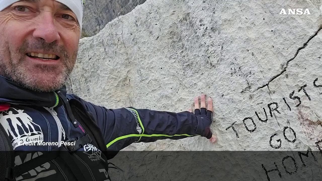 "Turisti andate a casa": sfregiato un reperto preistorico con orme di dinosauro sulle Dolomiti