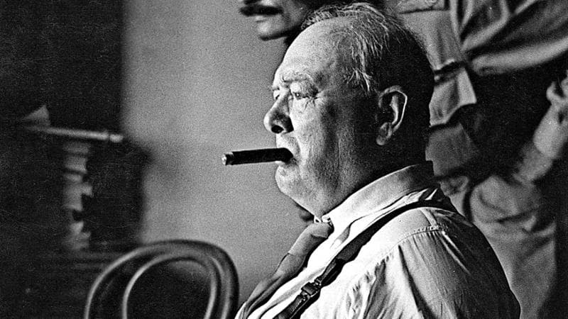 Winston Churchill in una foto del 20 agosto 1944, scattata a nord di Firenze&nbsp;(Photo by CPT TANNER - No 2 Army Film and / IMPERIAL WAR MUSEUMS / AFP)
