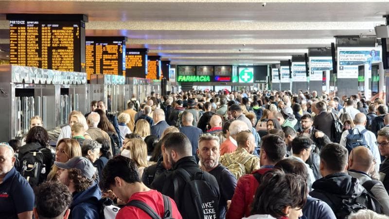 Folla di passeggeri bloccati alla stazione di Roma Termini per un guasto sulla linea ferroviaria. Roma, 02 ottobre 2024. Vincenzo Tersigni/F3Press.