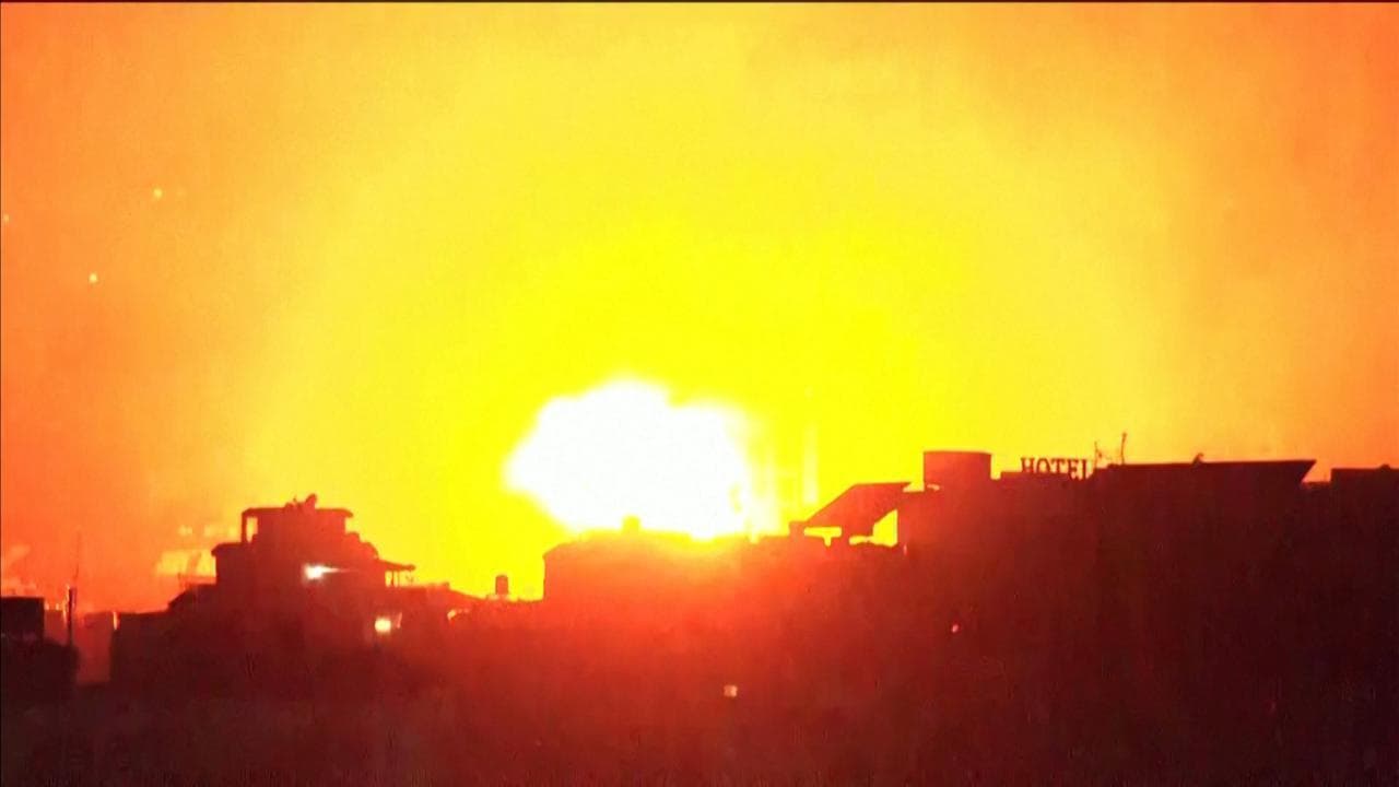 Libano, raid israeliano nel centro di Beirut: vasto incendio divampa in un palazzo