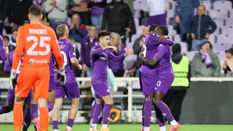 Kean festeggiato dai compagni dopo il gol