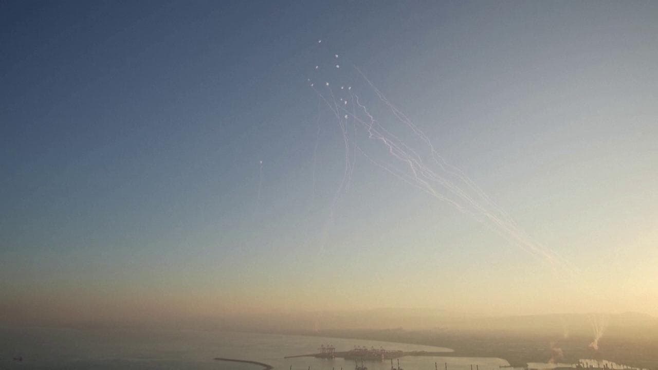 Sirene all'alba ad Haifa: l'Iron Dome intercetta i missili nel cielo sopra la città israeliana