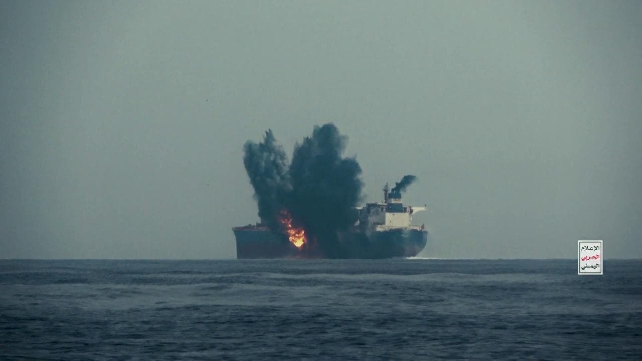 Un missile centra una petroliera nel mar Rosso: il video degli Houti che rivendicano l'attacco