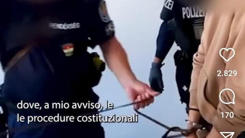 Il frame di un video che mostra la consegna di Maja T. alle autorità ungheresi