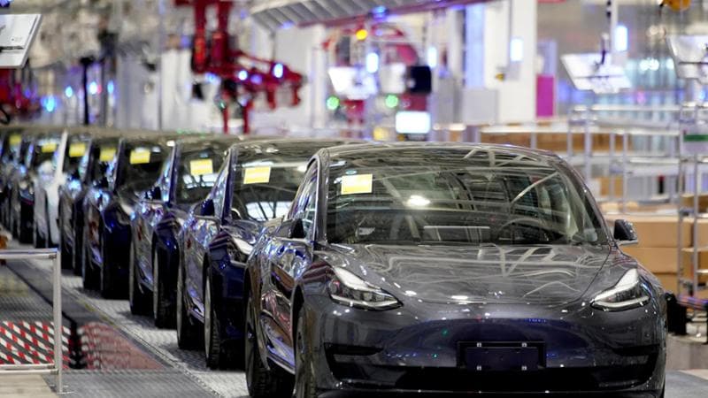 Una linea di montaggio della Tesla a Shanghai
