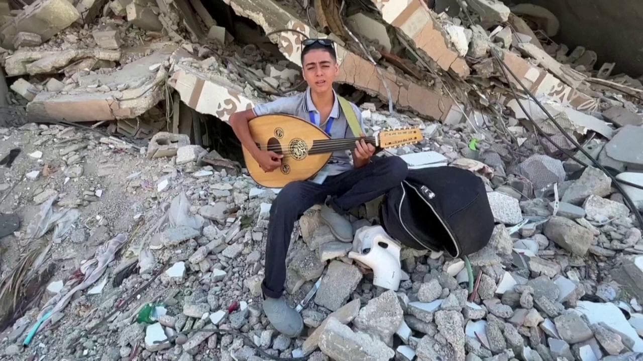 Gaza, la storia di Youssef Saad : "Il mio canto per i bambini travolti dalla guerra"