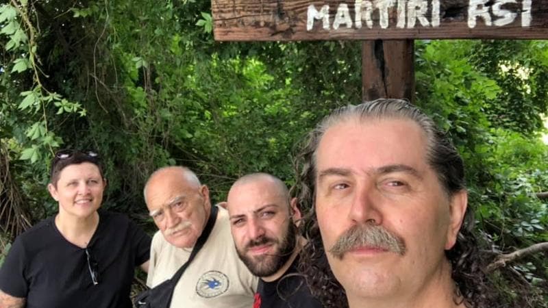 (in primo piano Luca Tadolini che rende omaggio ai cosiddetti "martiri" della Rsi, la repubblica di Salò, agli ordini dei nazisti)