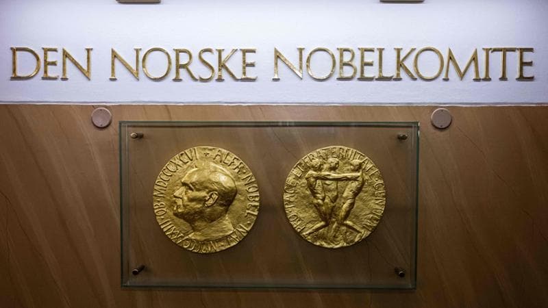 Replica fronte e retro della medaglia del Premio Nobel per la pace esposta al Norwegian Nobel Institute