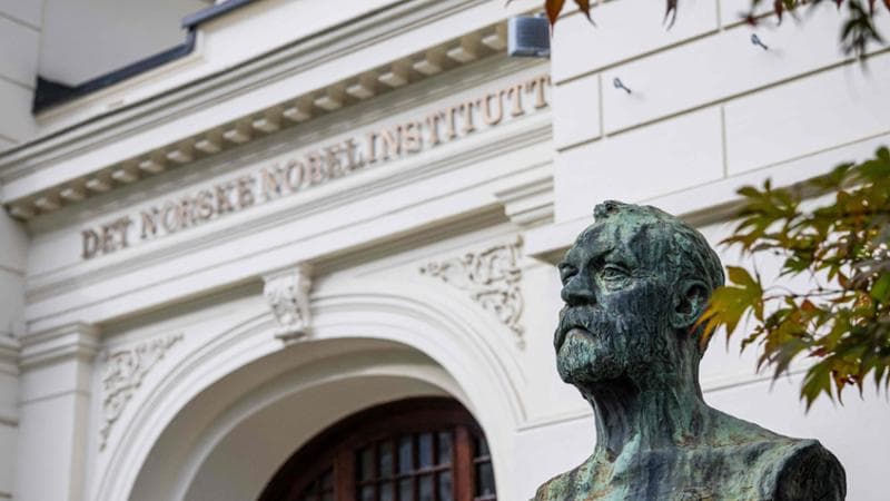 Un busto che raffigura Alfred Nobel davanti al Norwegian Nobel Institute di Oslo