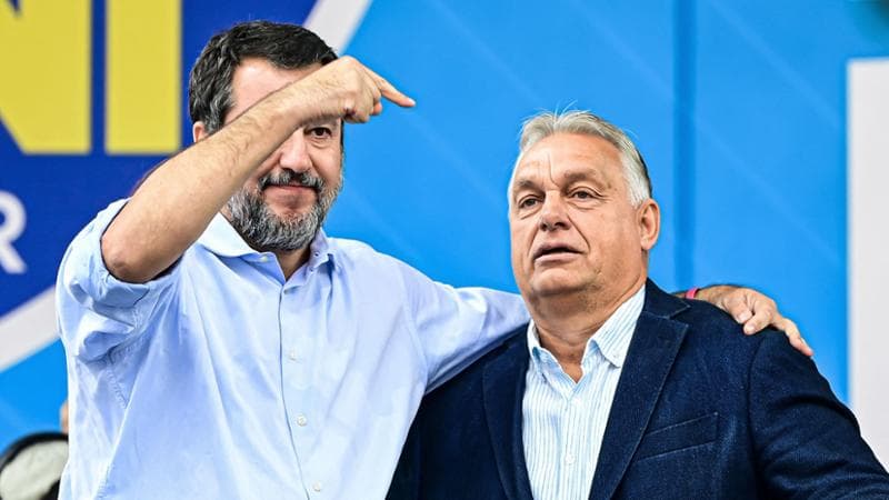 A Pontida la prima di Viktor Orbán: “Salvini patriota europeo. Bruxelles deve essere occupata”. Vannacci a Tajani: “La cittadinanza non si regala”. E sul pratone spunta una bandiera russa