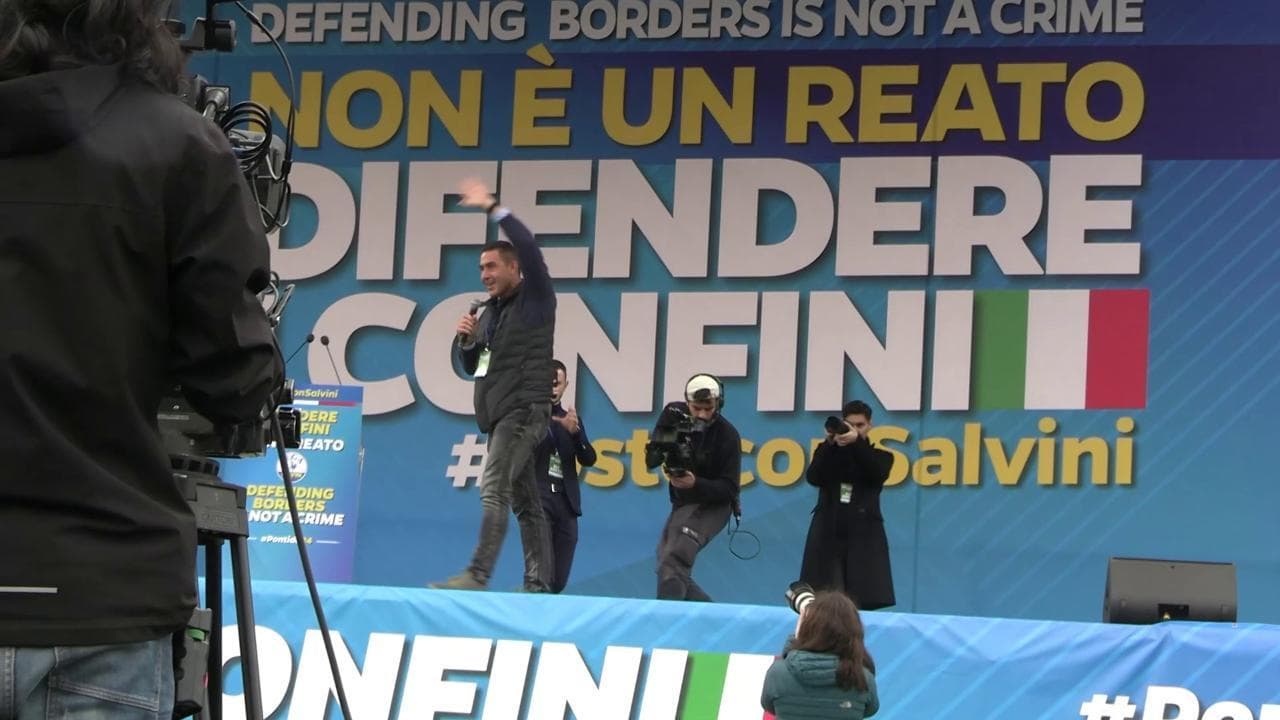 Pontida, spunta la bandiera russa sul pratone: "Putin è un grande presidente, ho votato Vannacci"