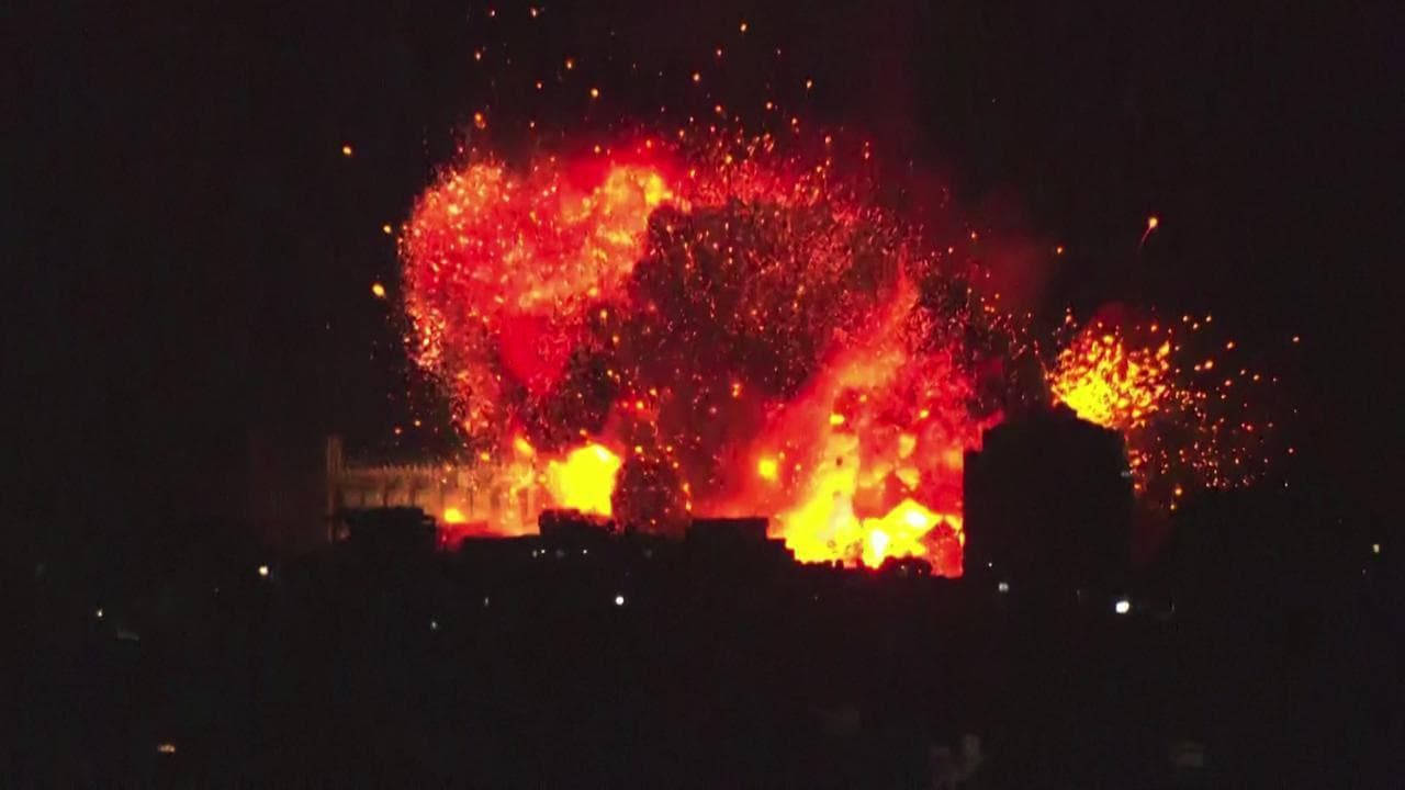 Enorme esplosione fa tremare Beirut: la notte si colora di rosso durante i nuovi attacchi aerei di Israele