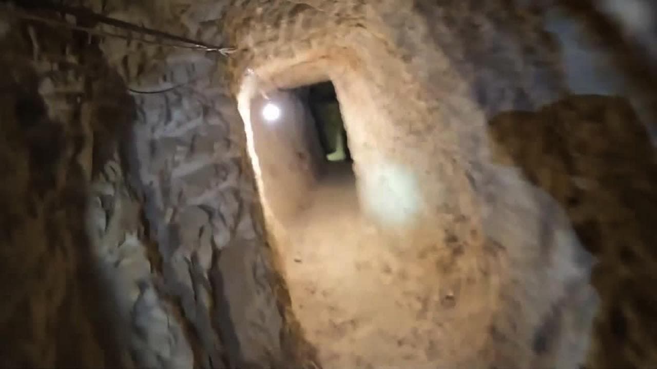 Guerra in Medio Oriente, dentro i tunnel di Hezbollah: aree comuni, cucina e armi pronte all'uso