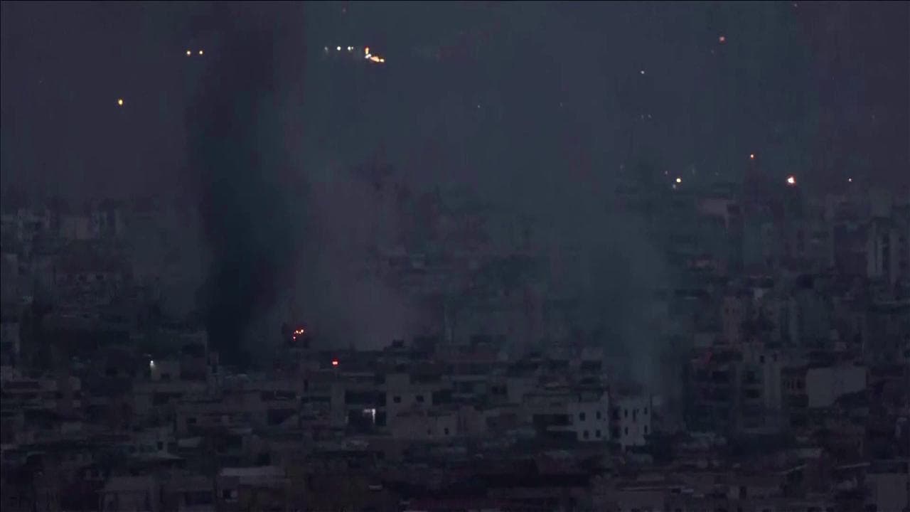 Nuovi raid israeliani in Libano: esplosioni e colonne di fumo nel cielo di Beirut