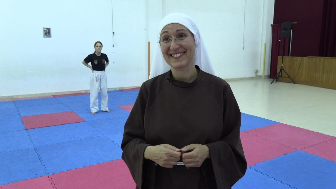 A lezione di karate con suor Chiara: "In palestra aiutiamo tutte le donne, anche le vittime di tratta"