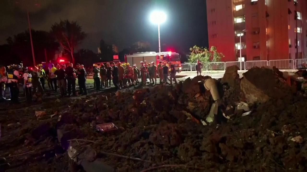 Medio Oriente, Hezbollah lancia nuovi missili su Haifa: crateri nell'asfalto e auto in frantumi