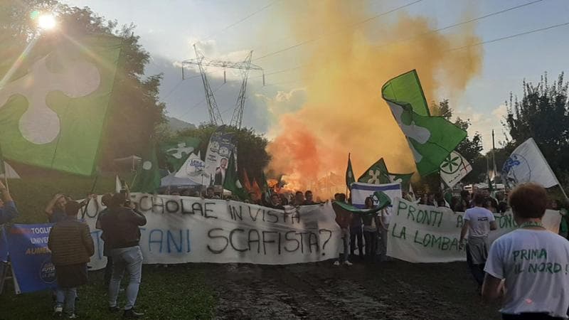 Dagli insulti dei Giovani Padani a Tajani ai saluti romani della Gioventù meloniana: quando nel centrodestra sono i ragazzi a dire che “il re è nudo”