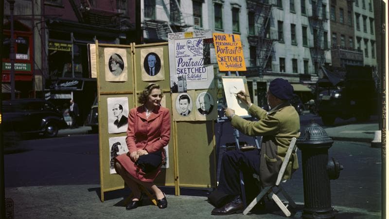 New York, anni Quaranta: un artista di strada a Washington Square, la piazza del Greenwich Village (Getty images)