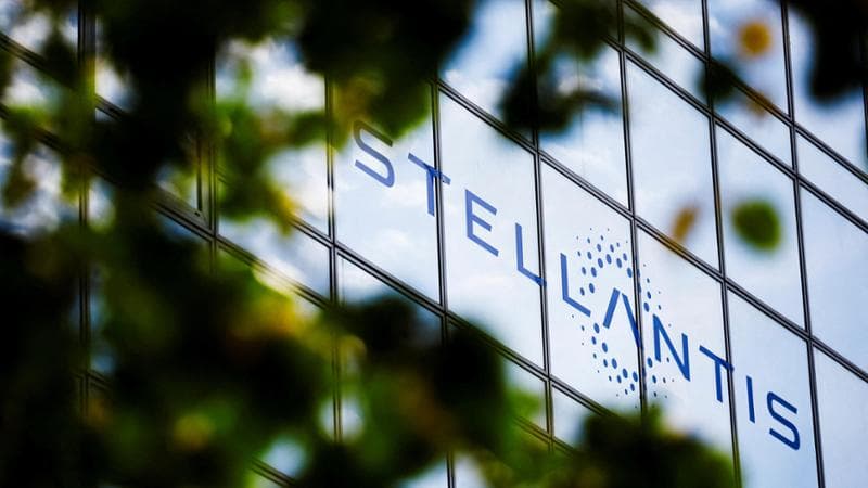 Stellantis, i concessionari alla Ue: “Rinviare al 2027 i limiti sulle emissioni”