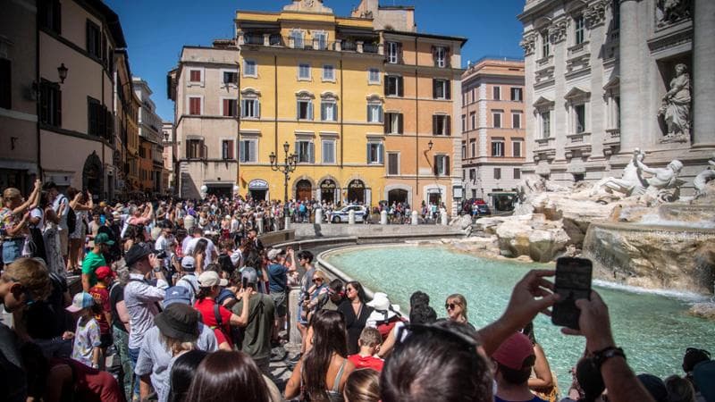 Fontana di Trevi invasa dai turisti
