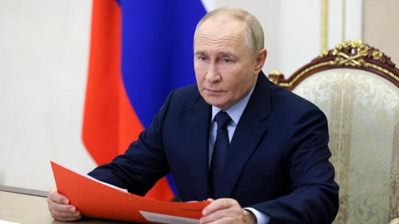 Gli hacker pro Kiev oscurano la festa di Putin. Mosca: “Arresto per i giornalisti Rai Battistini e Traini”