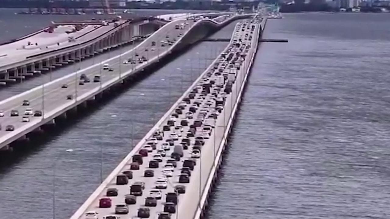 Uragano Milton, la fuga di massa sulle autostrade della Florida. La sindaca di Tampa avverte chi resta: "Rischiate di morire"