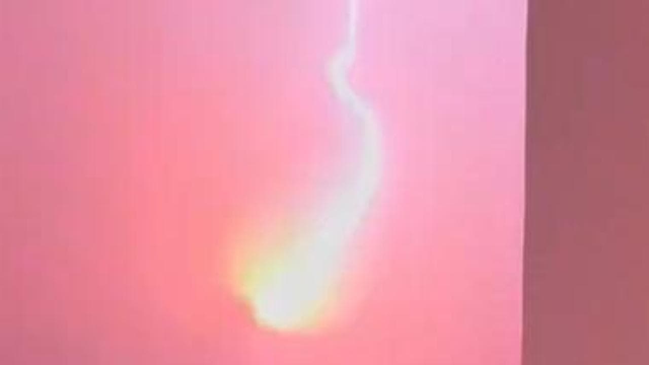 Uragano Milton, tempesta di fulmini su Cancun: un gigantesco lampo colpisce il grattacielo