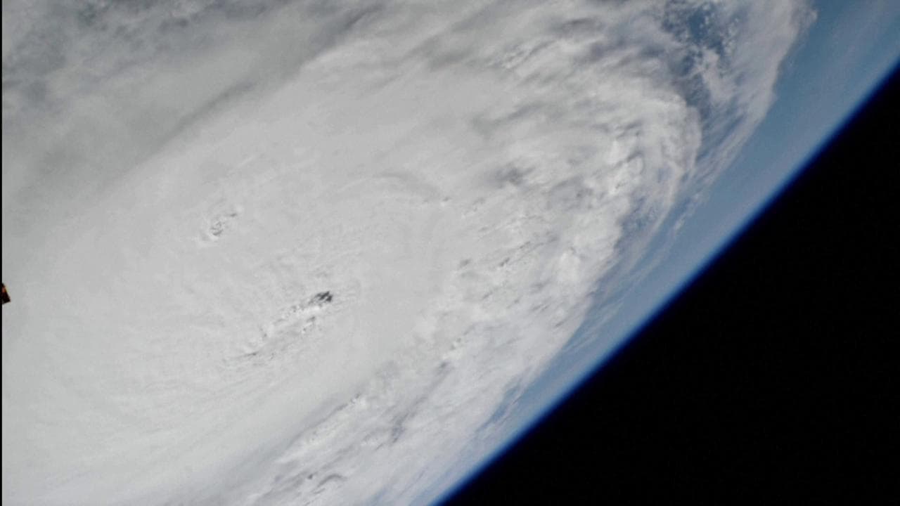 Florida in ginocchio, l'uragano Milton visto dallo spazio: potrebbe essere il peggiore del secolo
