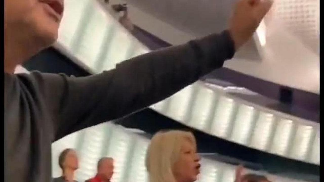 Viktor Orban al parlamento Ue: gli eurodeputati cantano "Bella ciao"