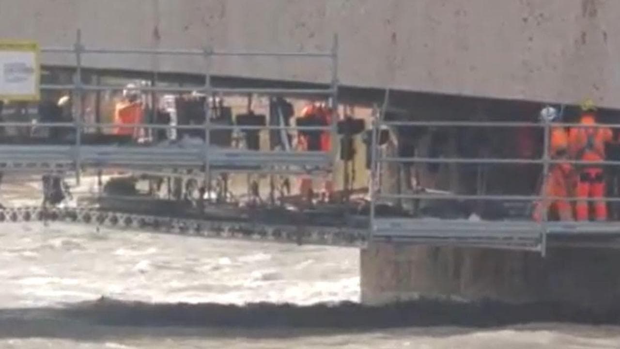 Verona, la piena dell'Adige fa paura: sollevata l'impalcatura mobile di Ponte Nuovo
