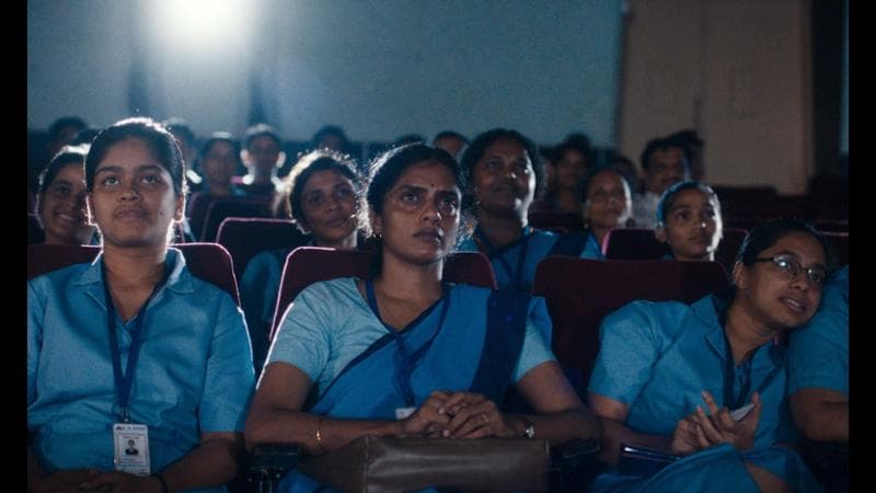 ‘Amore a Mumbai’, la recensione di Alberto Crespi. La storia anti-Bollywood di un ritorno a casa