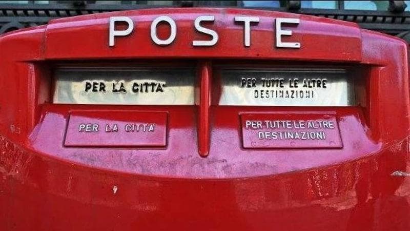 Caccia a francobolli e buche della posta. Che odissea spedire una cartolina