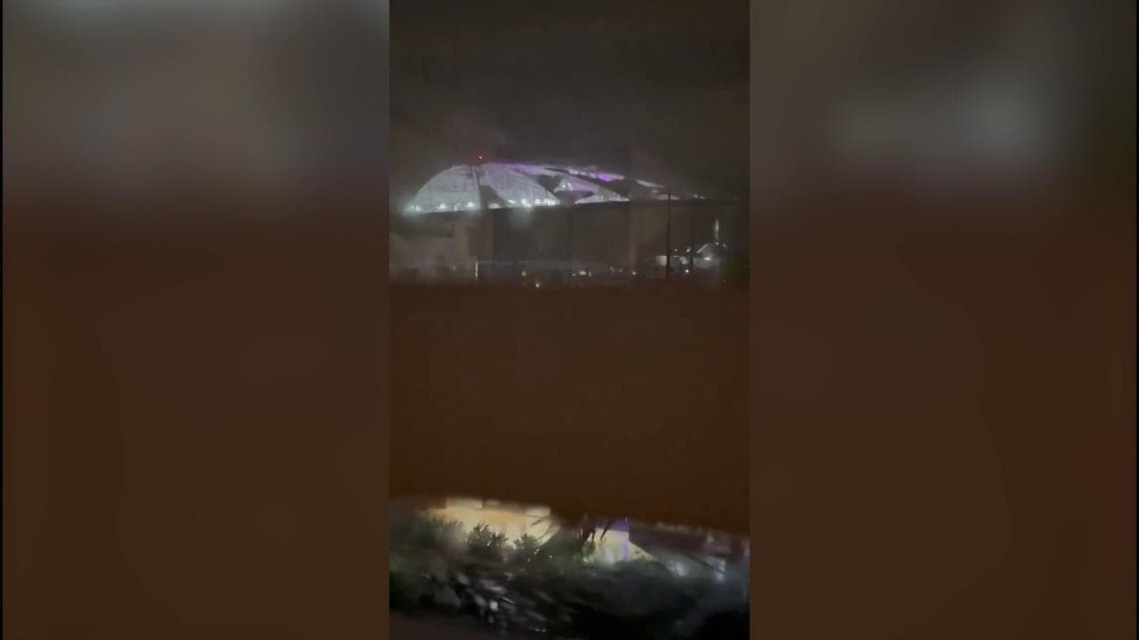 Usa, Milton devasta lo stadio dei Tampa Bay Rays: i venti dell'uragano fanno volare via il tetto