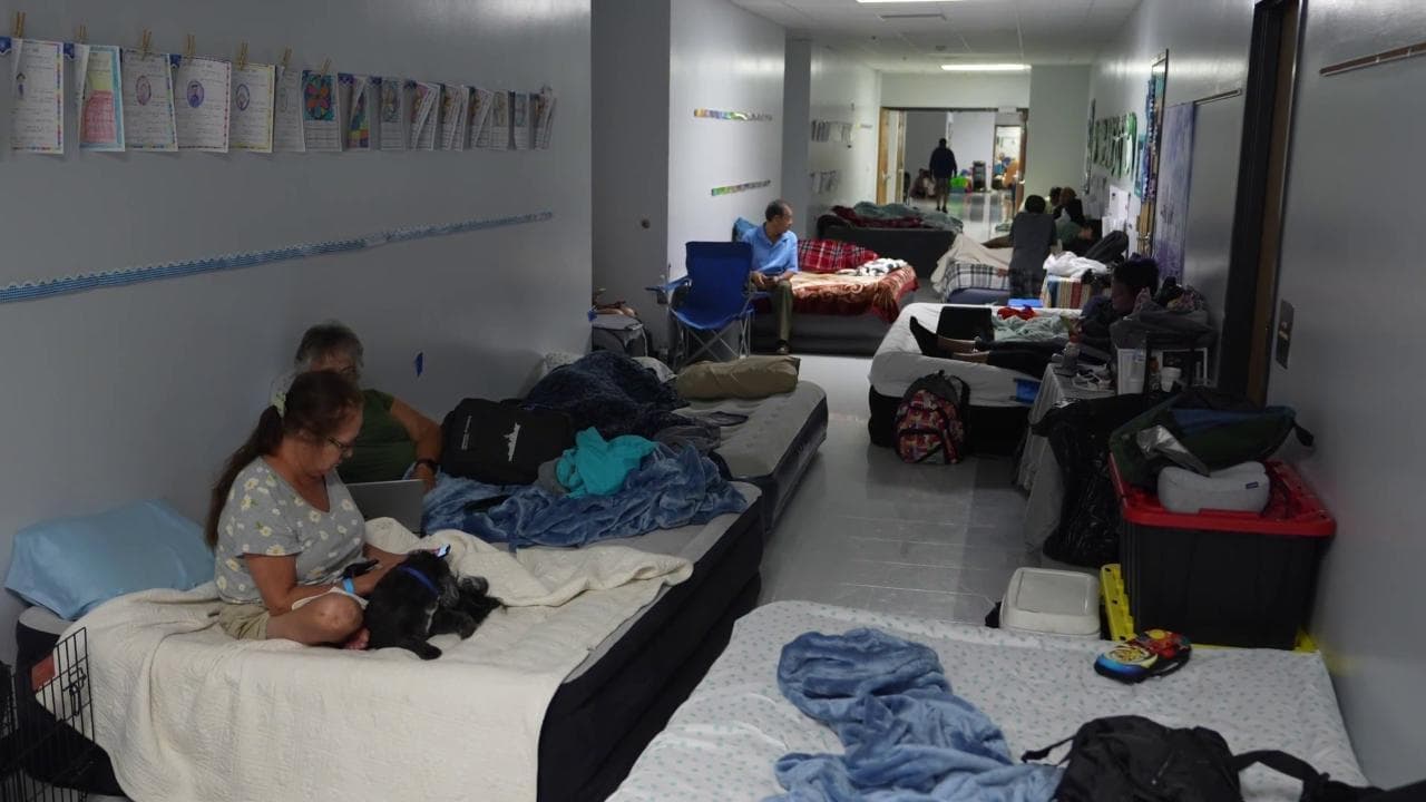 L'uragano Milton si rafforza: residenti in Florida si rifugiano in una scuola elementare