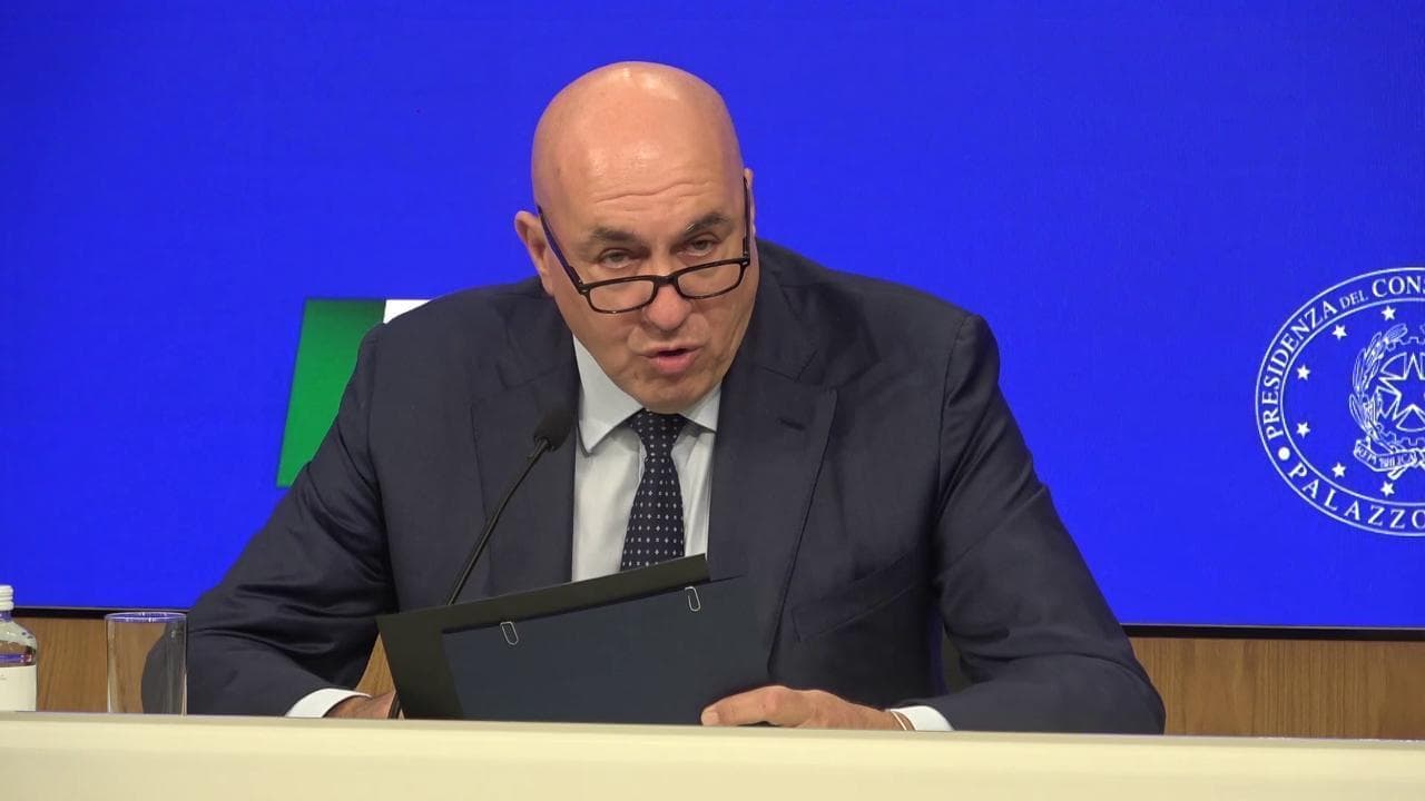 Crosetto: "Gli atti ostili di Israele contro Unifil in Libano potrebbero costituire crimini di guerra"
