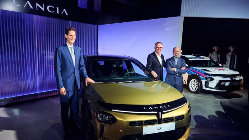 A sinistra il presidente di Stellantis, John Elkann, a destra l'ad Carlos Tavares e l'ad di Lancia, Luca Napolitano, alla presentazione della nuova Ypsilon