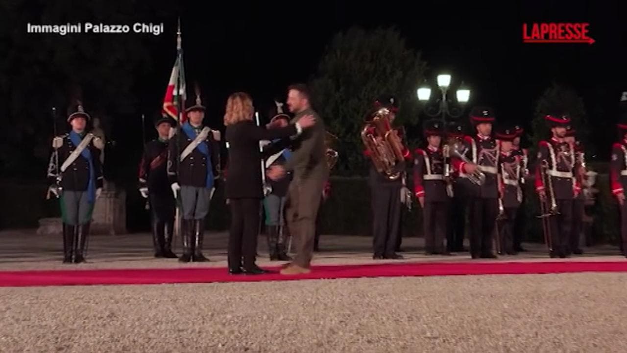 L'abbraccio tra Meloni e Zelensky a Villa Pamphili